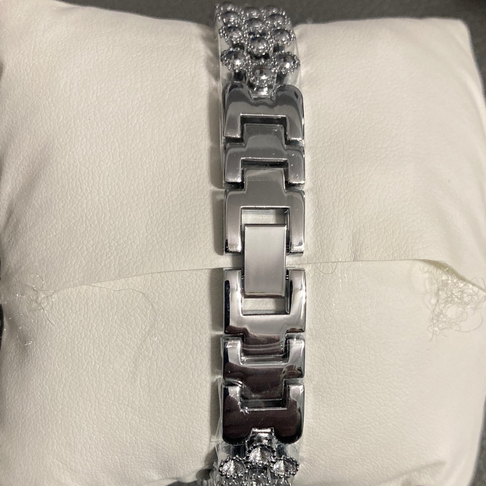 Montres Prestige X Invicta
Women's Watch, model number MPW-0236. 28MM Steel - Picture 3 of 7